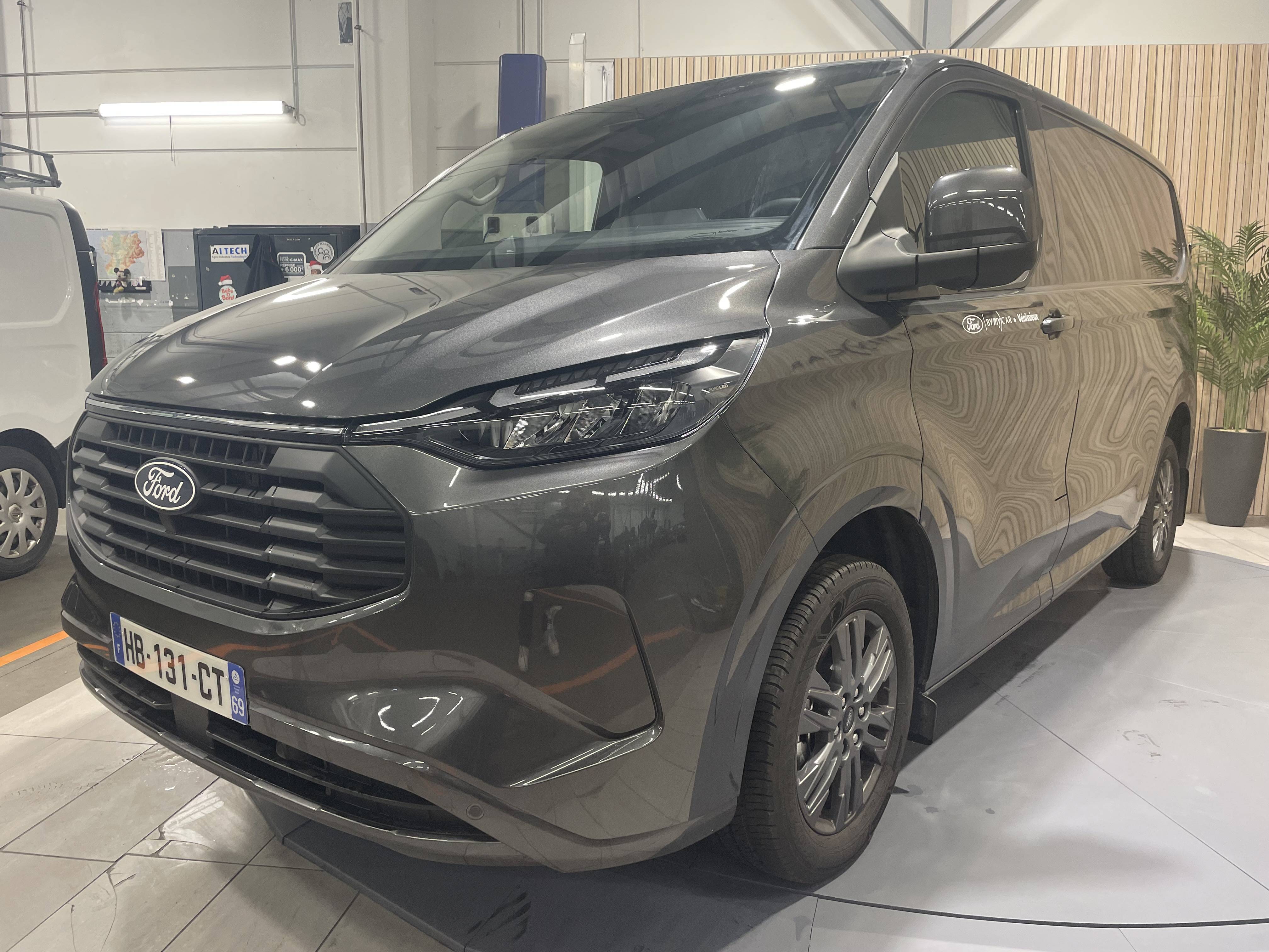 CUSTOM VAN LIM 320 L1 PHEV 227 CVT
