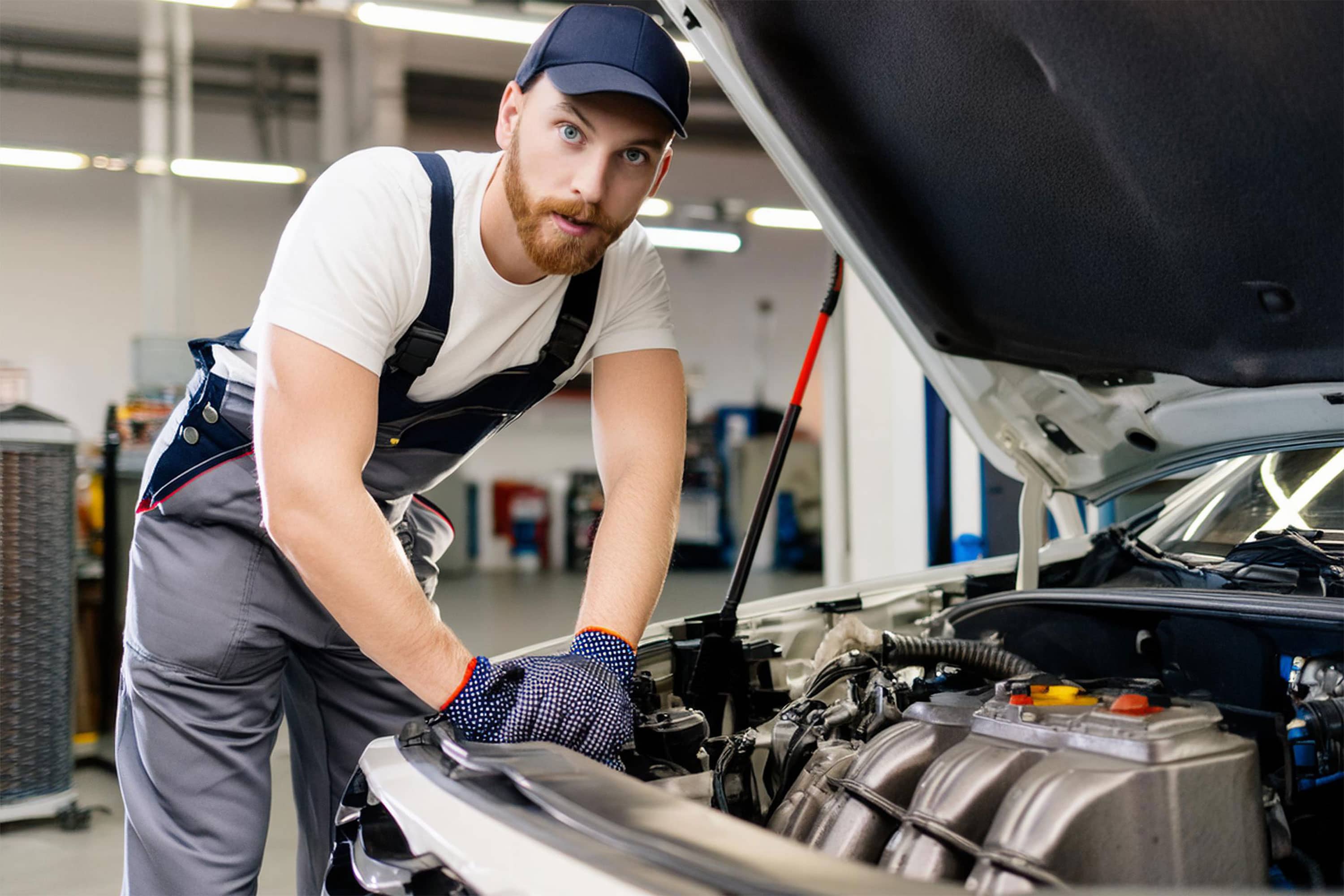 Homme qui répare un moteur de voiture