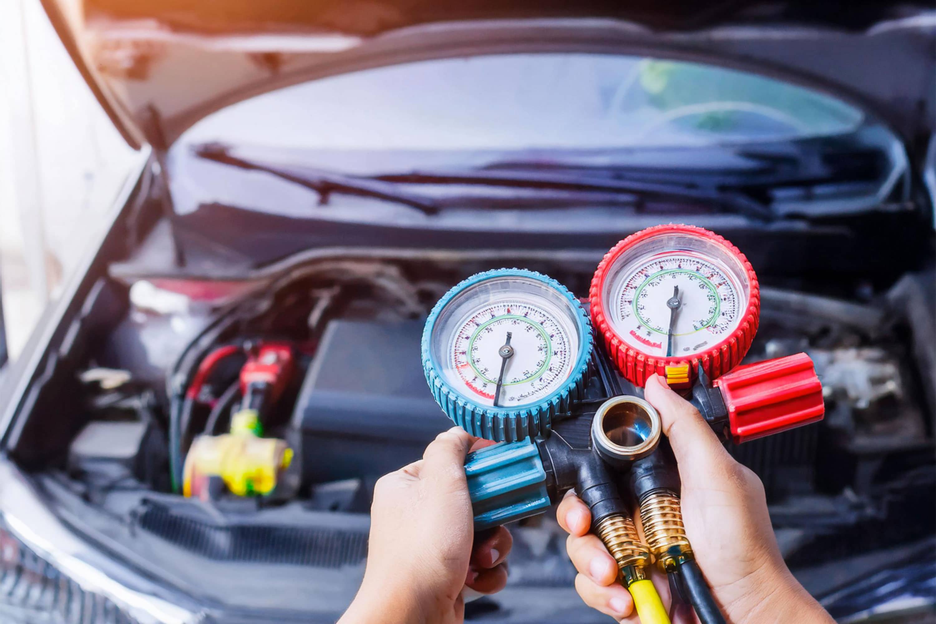 Pourquoi faut-il recharger la clim d'une voiture