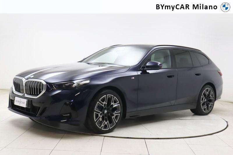 BMW Serie 5 520d Touring 48V sdrive M Sport auto https://cdn.bymycar.eu/it-bo/assets/images/vehicles/vo/3283/BMW-SERIE-5-G61-2024-TOURING-jpg-0.jpg