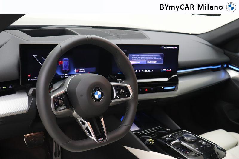 BMW Serie 5 520d Touring 48V sdrive M Sport auto https://cdn.bymycar.eu/it-bo/assets/images/vehicles/vo/3283/BMW-SERIE-5-G61-2024-TOURING-jpg-10.jpg
