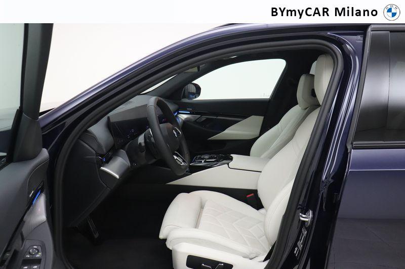 BMW Serie 5 520d Touring 48V sdrive M Sport auto https://cdn.bymycar.eu/it-bo/assets/images/vehicles/vo/3283/BMW-SERIE-5-G61-2024-TOURING-jpg-11.jpg