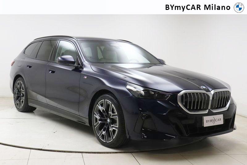 BMW Serie 5 520d Touring 48V sdrive M Sport auto https://cdn.bymycar.eu/it-bo/assets/images/vehicles/vo/3283/BMW-SERIE-5-G61-2024-TOURING-jpg-5.jpg