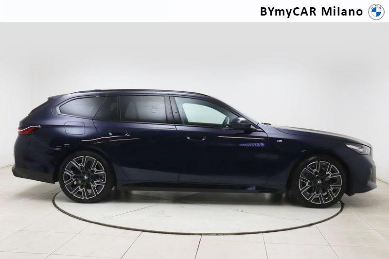BMW Serie 5 520d Touring 48V sdrive M Sport auto https://cdn.bymycar.eu/it-bo/assets/images/vehicles/vo/3283/BMW-SERIE-5-G61-2024-TOURING-jpg-6.jpg