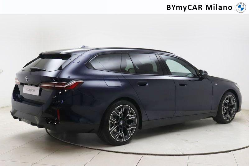 BMW Serie 5 520d Touring 48V sdrive M Sport auto https://cdn.bymycar.eu/it-bo/assets/images/vehicles/vo/3283/BMW-SERIE-5-G61-2024-TOURING-jpg-7.jpg
