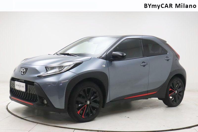 Toyota Aygo Aygo X 1.0 Undercover 72cv s-cvt https://cdn.bymycar.eu/it-bo/assets/images/vehicles/vo/5661/TOYOTA-AYGO-X-jpg-0.jpg