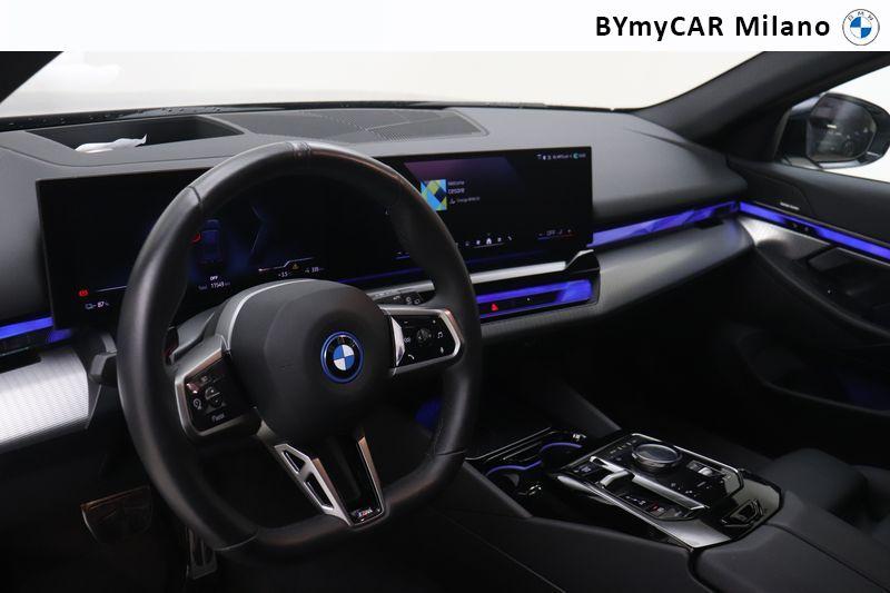 BMW Serie 5 i5 Touring edrive40 MSport Edition https://cdn.bymycar.eu/it-bo/assets/images/vehicles/vo/5907/BMW-SERIE-5-G61-2024-TOURING-jpg-10.jpg