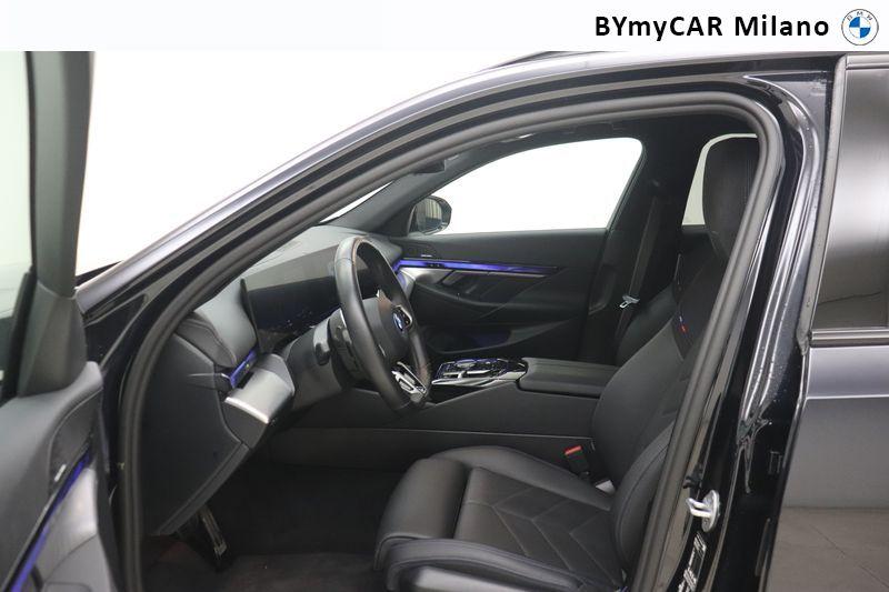 BMW Serie 5 i5 Touring edrive40 MSport Edition https://cdn.bymycar.eu/it-bo/assets/images/vehicles/vo/5907/BMW-SERIE-5-G61-2024-TOURING-jpg-11.jpg