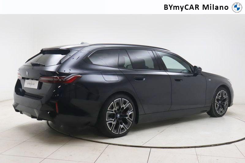 BMW Serie 5 i5 Touring edrive40 MSport Edition https://cdn.bymycar.eu/it-bo/assets/images/vehicles/vo/5907/BMW-SERIE-5-G61-2024-TOURING-jpg-7.jpg