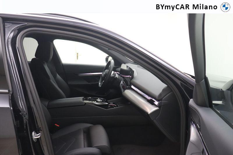 BMW Serie 5 i5 Touring edrive40 MSport Edition https://cdn.bymycar.eu/it-bo/assets/images/vehicles/vo/5907/BMW-SERIE-5-G61-2024-TOURING-jpg-8.jpg