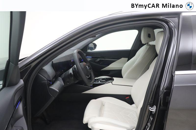 BMW Serie 5 540d Touring 48V xdrive MSport auto https://cdn.bymycar.eu/it-bo/assets/images/vehicles/vo/6250/BMW-SERIE-5-G61-2024-TOURING-jpg-11.jpg