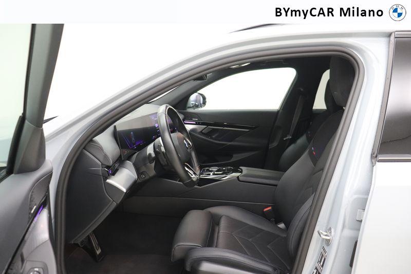 BMW Serie 5 520d Touring 48V xdrive MSport auto https://cdn.bymycar.eu/it-bo/assets/images/vehicles/vo/6286/BMW-SERIE-5-G61-2024-TOURING-jpg-10.jpg